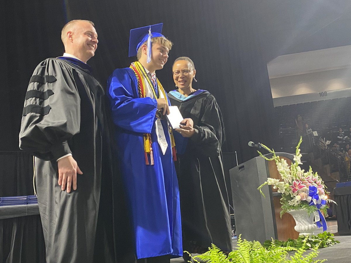 FWPS210's tweet photo. Congrats FWHS graduates. We canβt wait to see what you achieve next! #EagleGrad #Classof2022 @federalwayhigh https://t.co/z0aMndbdl9