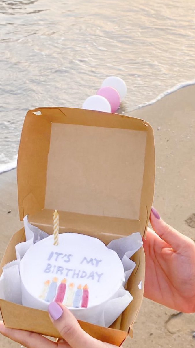 13| June
𝐻e𝑙𝑙o, 𝐼𝑡'𝑠 𝑚𝑦 𝑏𝑖𝑟𝑡ℎ𝑑𝑎𝑦
"أهلاً بـ يوم ميلادي أهلاً بـ عامي الجديد اللّهم السلام لروحي اللّهم عامًا مليئاً بما أتمنى"  الحمدلله على ما مضى بحلوهِ ومُره اليوم أَتمَمْتُ عاماً جديد فَـلَهُ الحَمد و لَهُ الشُّكر و لَهُ الحُبّ كلَّه 💕.