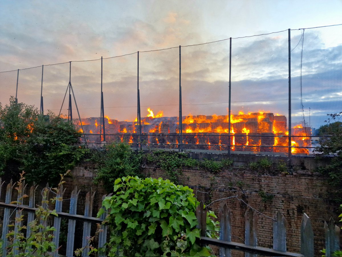 Batesy_25's tweet photo. Fire at Hawkeswood Metal Recycling, Birmingham is well ablaze. 
@ITVCentral @ExpressandStar @birmimgham https://t.co/bNpQehhSUs