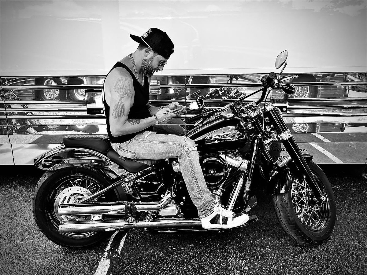 OldDominion's tweet photo. Hog days of summer. https://t.co/2FXoIcl8vF