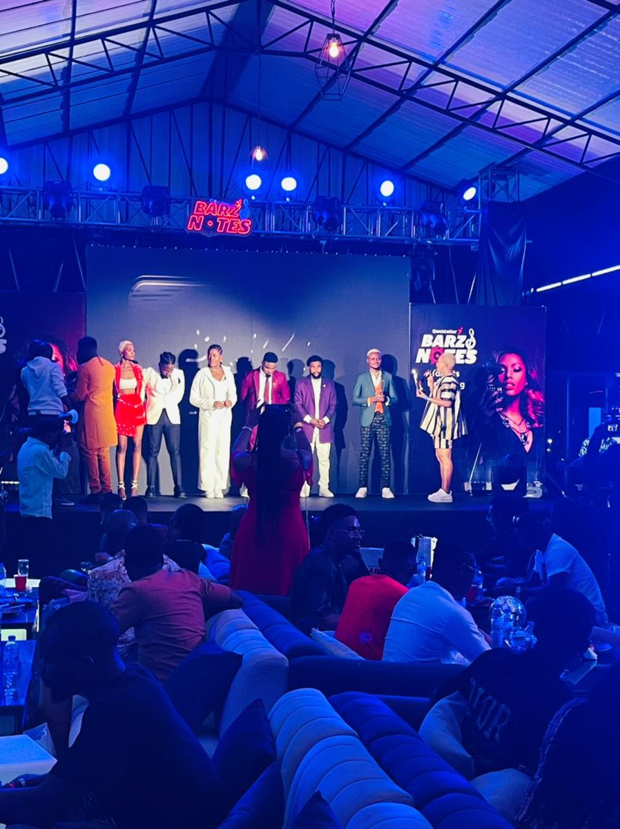 realkingss's tweet photo. Finally Presentation of awards to the top 6 finalists of #QTBarzAndNotes 🙌🙌 https://t.co/tNneJnog6v