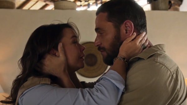 caitvimxfin's tweet photo. Sin guiones, solo ellos dos metiéndose completamente en sus personajes, improvisación pura, una escena con una carga emocional tremenda, solo ellos son capaces de hacer algo asi #ProtagonicoKlaussYBrown https://t.co/kwPMEqFyyP