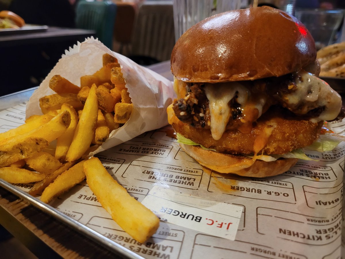 ChatHelping's tweet image. #virginexperiencedays we had an awesome time at @GordonRamsay Street burgers at the o2 in London before seeing @billieeilish 
That girl sure knows how to put on an amazing show!
#Street burger #gordonramsay @O2LondonTickets @TheO2 #BillieEilish