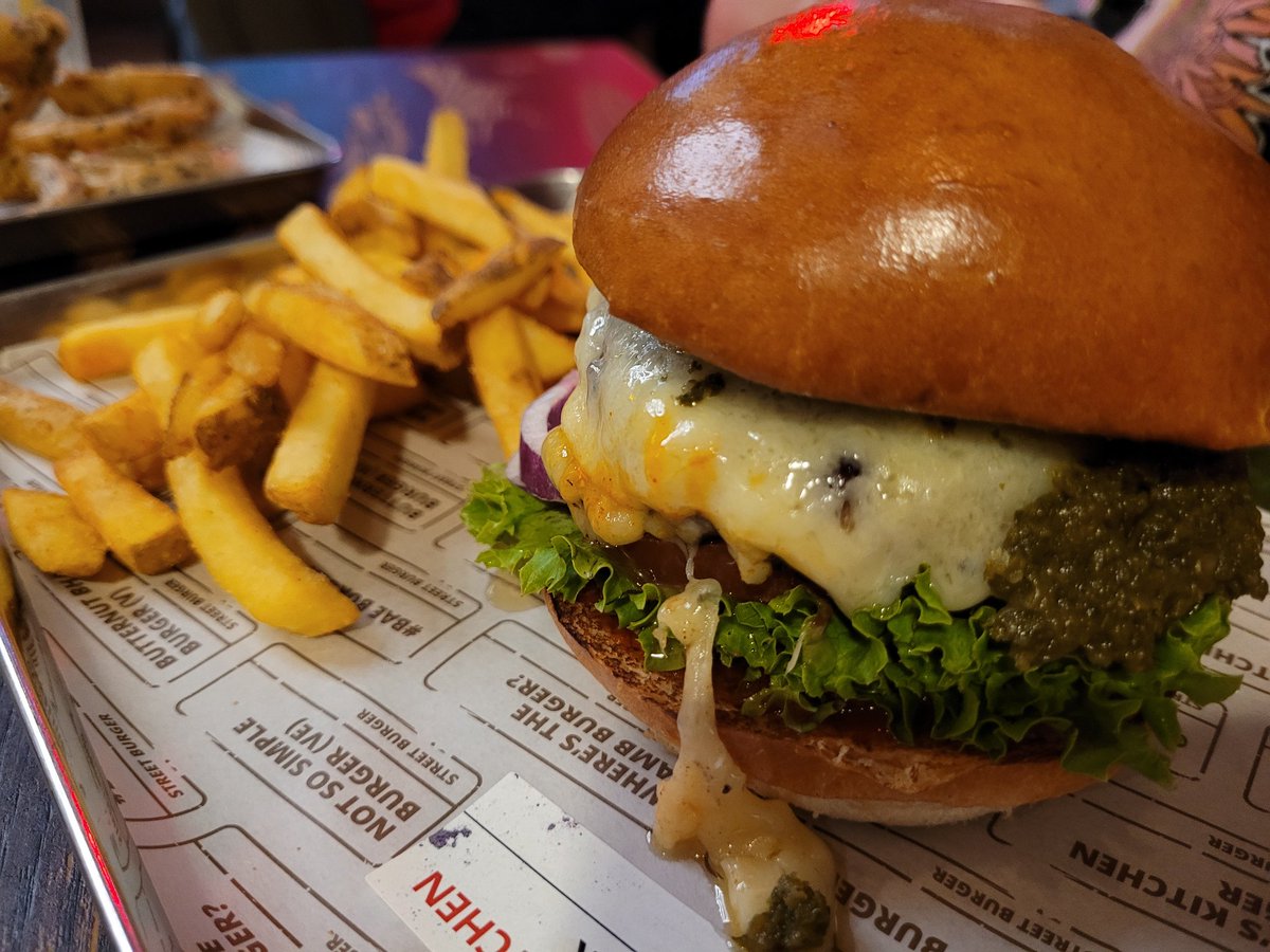 ChatHelping's tweet image. #virginexperiencedays we had an awesome time at @GordonRamsay Street burgers at the o2 in London before seeing @billieeilish 
That girl sure knows how to put on an amazing show!
#Street burger #gordonramsay @O2LondonTickets @TheO2 #BillieEilish