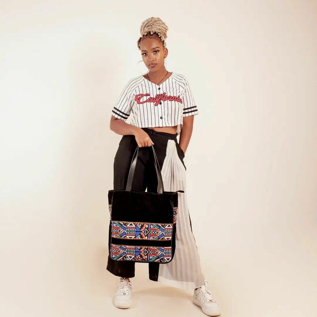 noonostore's tweet photo. The summer tote bag is for the refined individual looking for style,and practicality.Carry as an everyday bag,laptop bag or weekend bag. Pair it with  an official ,casual or sporty outfit and be ready to go.
It has a ,large  interior and a  laptop compar… https://t.co/bwCR0micrk https://t.co/cLXtVLNcq8
