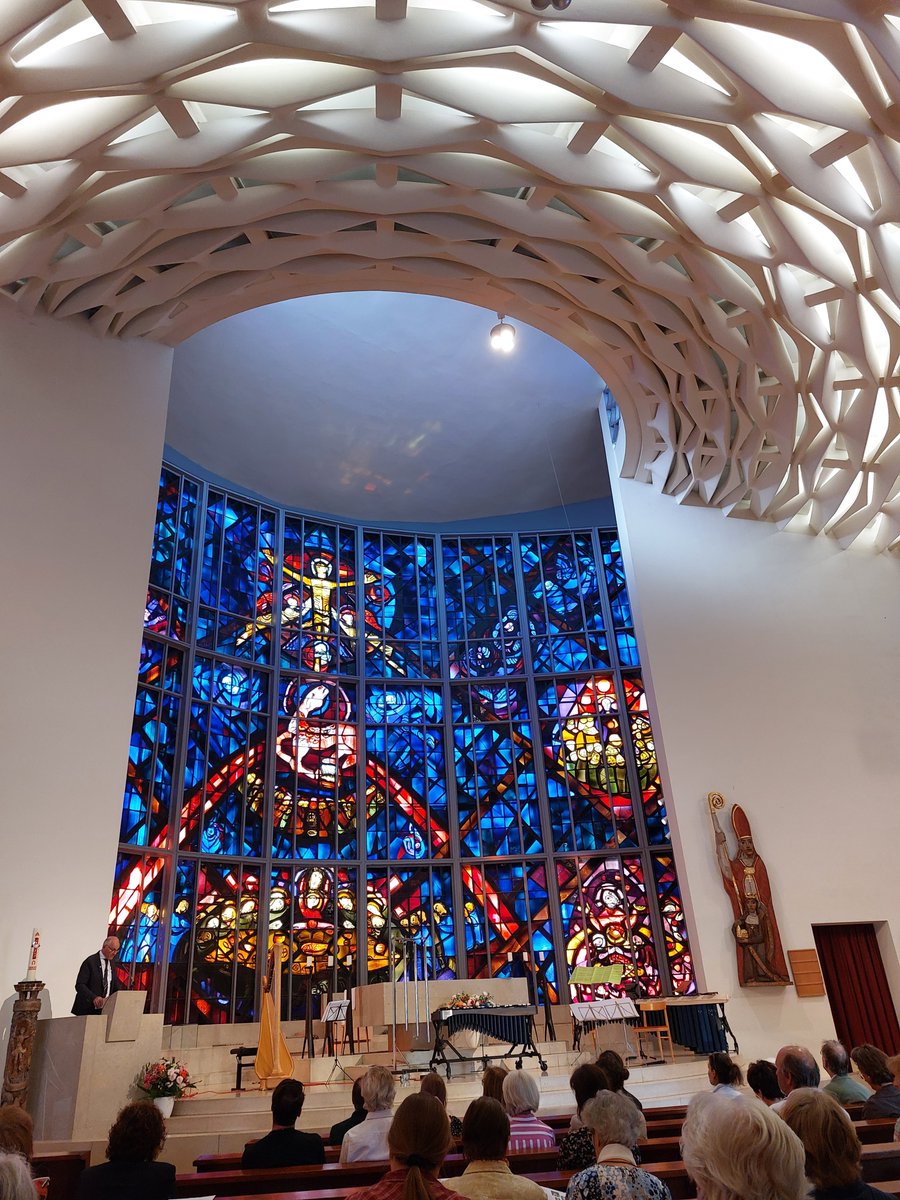 UlrikeTanzer2's tweet image. Heute ein wunderbares Konzert in der Pfarrkirche #Herrnau mit drei UA zum Glasfenster von Margret #Bilger. Dank an Elisabeth #Möst für die Initiative!