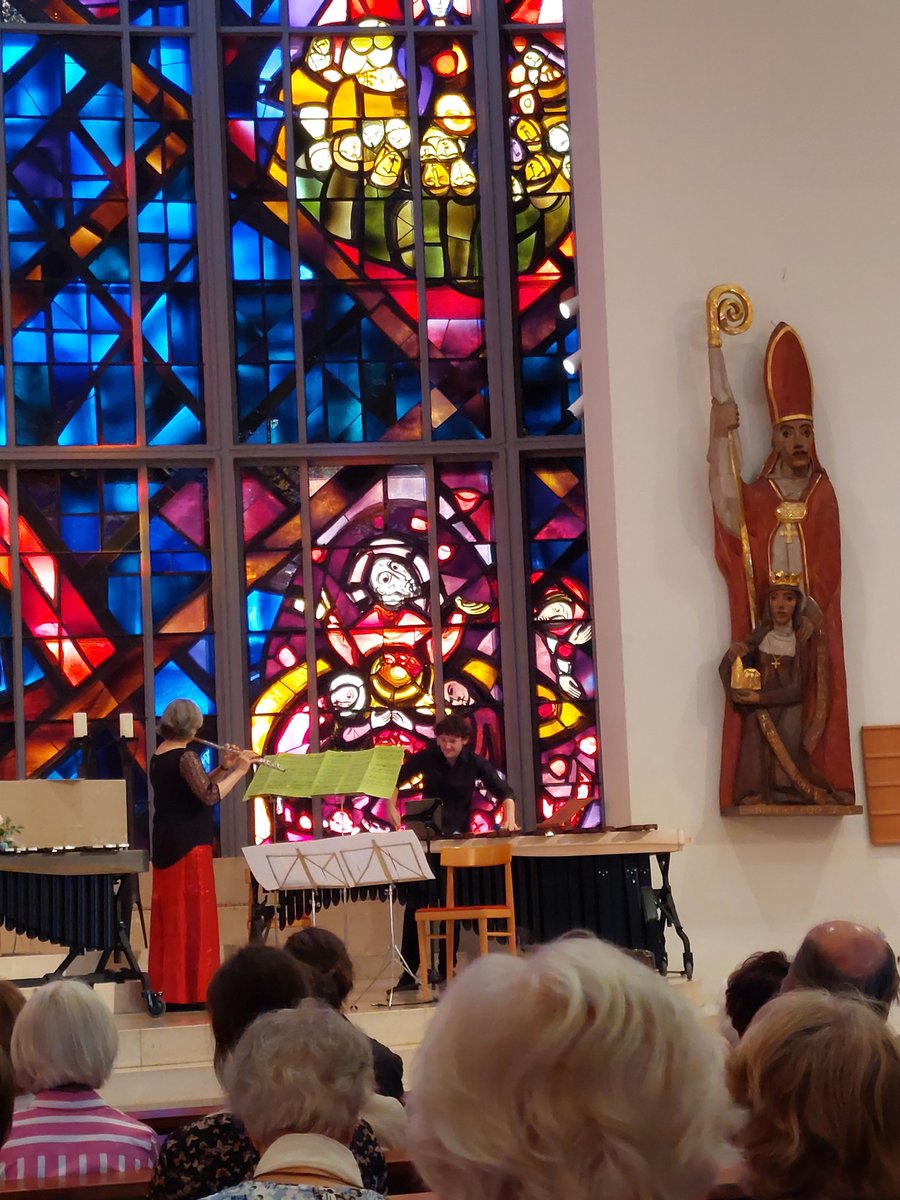 UlrikeTanzer2's tweet image. Heute ein wunderbares Konzert in der Pfarrkirche #Herrnau mit drei UA zum Glasfenster von Margret #Bilger. Dank an Elisabeth #Möst für die Initiative!