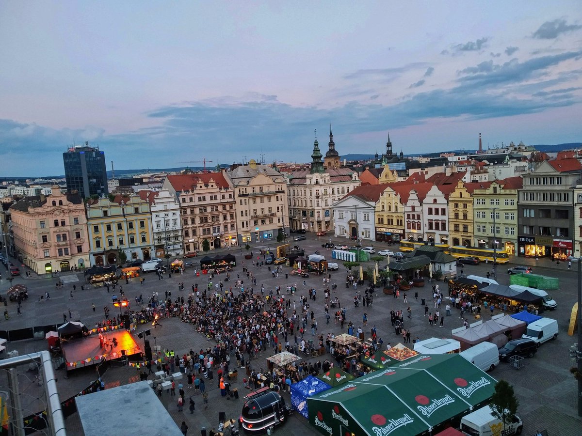 Zpravyzmesta's tweet photo. Náměstí se opět pomalu pni zbrojnoši, šlechtou, obyčejným lidem, ale hlavně strašidly. Víkend s krásným počasím znamená jediné - Plzeňský historický víkend
#plzen #history #show #historickyvikend #rudolfII https://t.co/NgNIXH9ECE