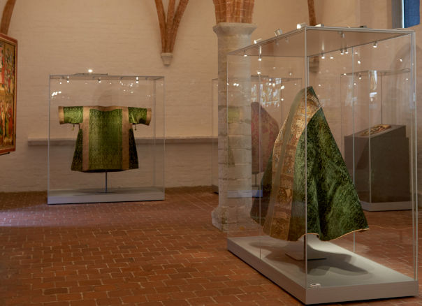 kulturtipp's tweet photo. St. Annen Museum in Lübeck zeigt 600 Jahre alte Gewänder. Mäntel aus Hoch/Tief-Brokat. Borten aus Seide(!), mit Silber- und Goldfäden bestickt. Umhänge, getragen zu hohen Kirchenfesten. #stannenmuseum #Seide #lübeck #gold #paramente #danzig #kirche
https://t.co/EcOnbt3lpM https://t.co/B6SiaKyQQl