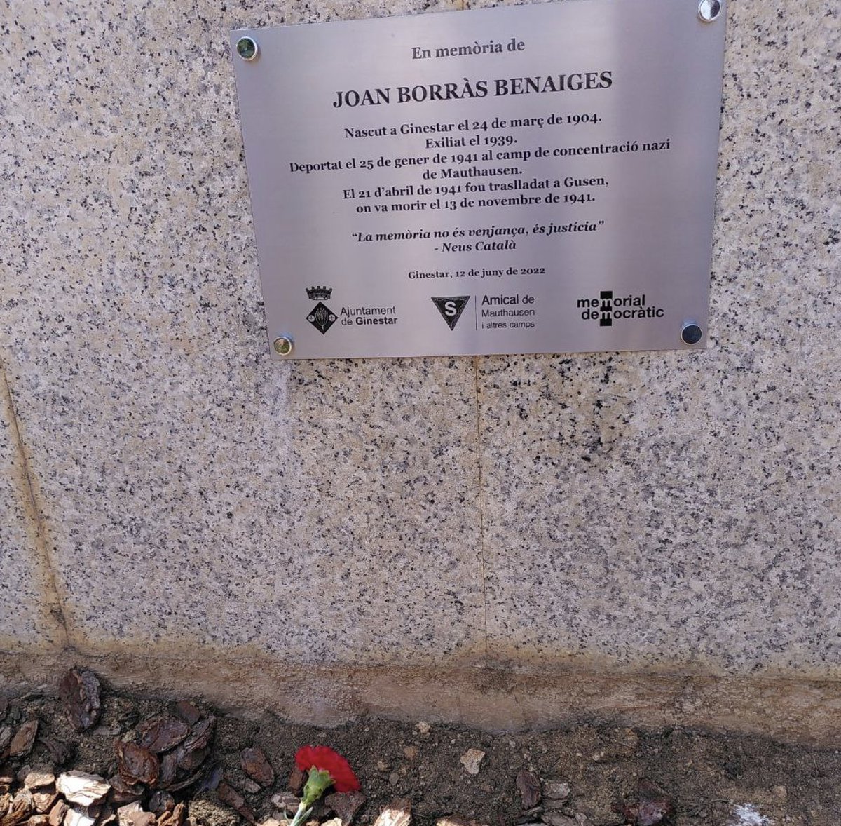Avui, en Joan Borràs i Benaiges, republicà deportat a Mauthausen i mort a Gusen el 1941, ha tornat finalment a casa seva: a Ginestar d'Ebre. 80 anys després. La seva filla, Pepita Borràs, 84 anys, prenia la paraula. Ho deia Neus Català: "la memòria no és venjança, és justícia".