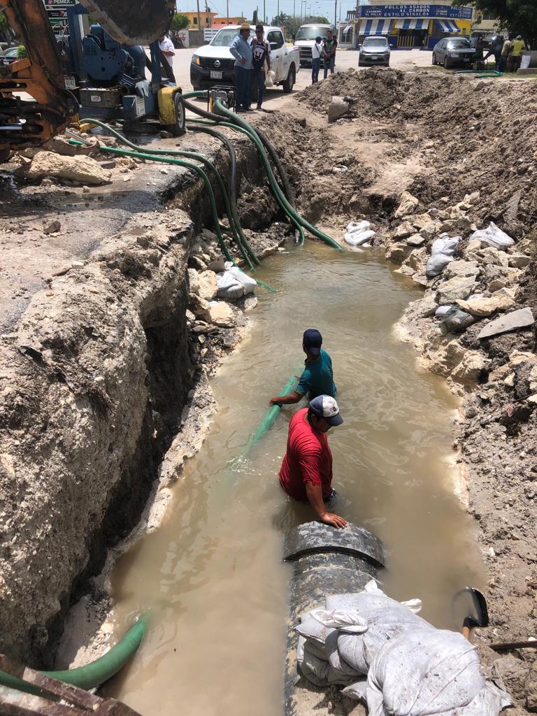 LaydaSansores's tweet photo. Después de una semana de mucho trabajo, del gran equipo de #CONAGUA #CAPAE y #SMAPAC, llega el agua a #Carmen. Desde las 8 a.m. inició el bombeo para llenar el acueducto y cárcamos.
Estamos comprometidos para apoyar a nuestros hermanos carmelitas y tengan la justicia que merecen https://t.co/mGOJwWT7Gt