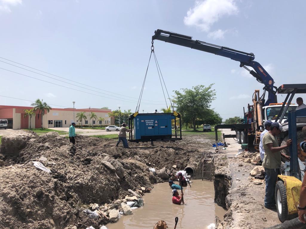LaydaSansores's tweet photo. Después de una semana de mucho trabajo, del gran equipo de #CONAGUA #CAPAE y #SMAPAC, llega el agua a #Carmen. Desde las 8 a.m. inició el bombeo para llenar el acueducto y cárcamos.
Estamos comprometidos para apoyar a nuestros hermanos carmelitas y tengan la justicia que merecen https://t.co/mGOJwWT7Gt
