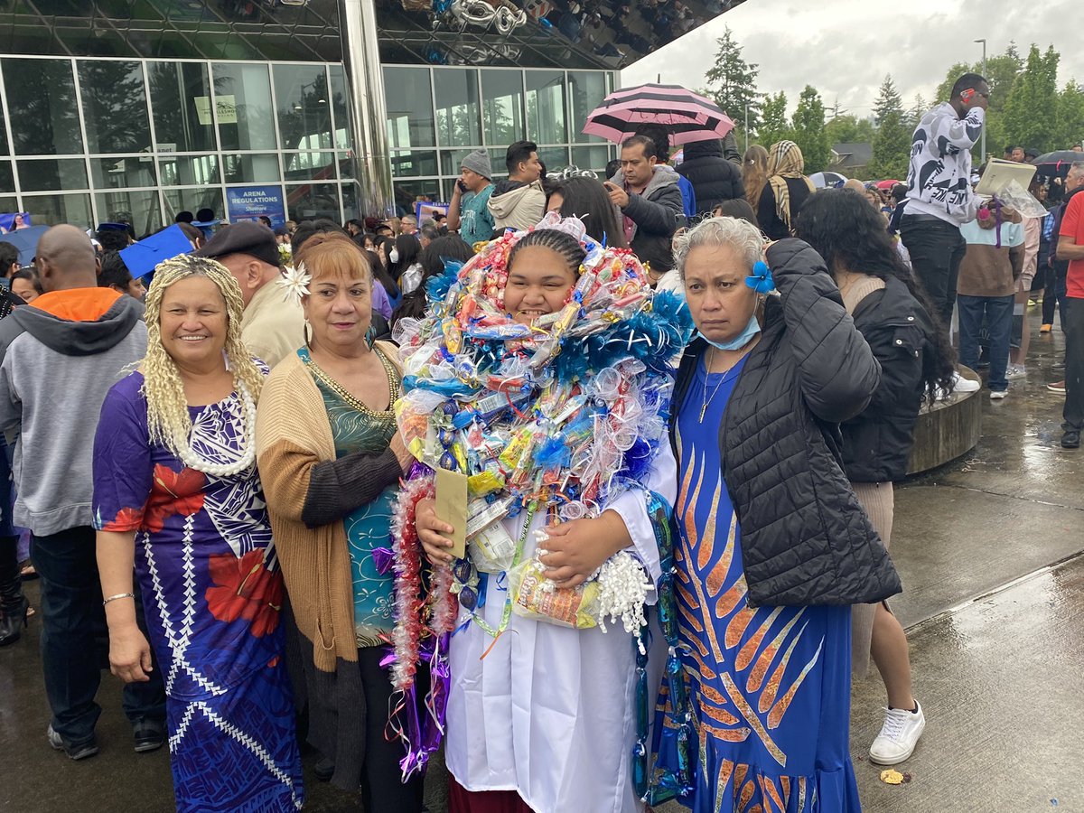 FWPS210's tweet photo. Keep soaring to new heights! Congrats FWHS #Classof2022 graduates. @federalwayhigh #EagleGrad https://t.co/k2ruLMhM2W
