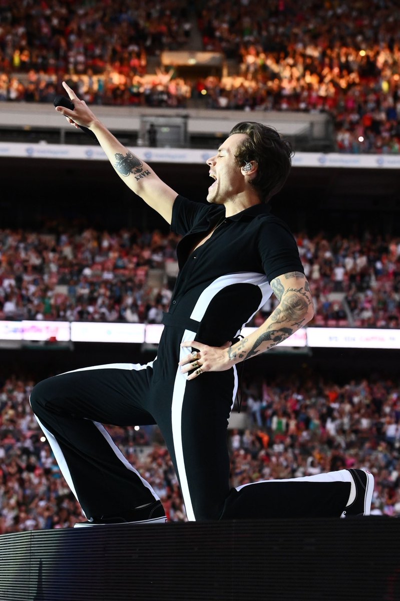 sugaeenergy's tweet photo. “He’s Harry Styles. He’s already an icon.” https://t.co/ym1wsnaosW