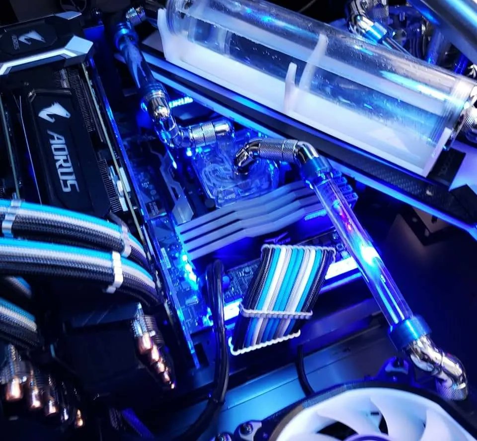 EnviousMods's tweet photo. 2 modded &amp; Watercooled PCs in 1 @GlobalLianli desk! Who wouldn't love it?

#splitr #lianli #bequiet #gigabyte #aorus #alphacool #modmymods #teamgroup #enviousmods #viewsonic https://t.co/ULelhtyDFk