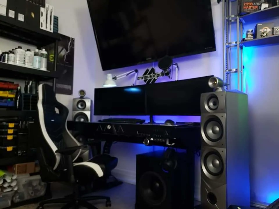 EnviousMods's tweet photo. 2 modded &amp; Watercooled PCs in 1 @GlobalLianli desk! Who wouldn't love it?

#splitr #lianli #bequiet #gigabyte #aorus #alphacool #modmymods #teamgroup #enviousmods #viewsonic https://t.co/ULelhtyDFk