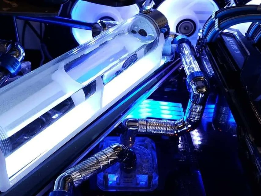 EnviousMods's tweet photo. 2 modded &amp; Watercooled PCs in 1 @GlobalLianli desk! Who wouldn't love it?

#splitr #lianli #bequiet #gigabyte #aorus #alphacool #modmymods #teamgroup #enviousmods #viewsonic https://t.co/ULelhtyDFk