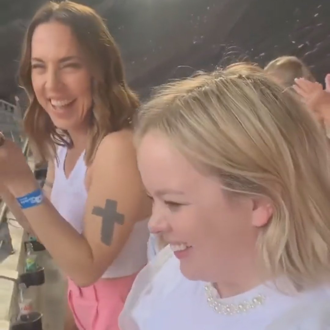 bridgerthg's tweet photo. nicola simplesmente curtindo o summertime ball com a mel c
UMA SPICE GIRL https://t.co/pCKJi8Bxdl