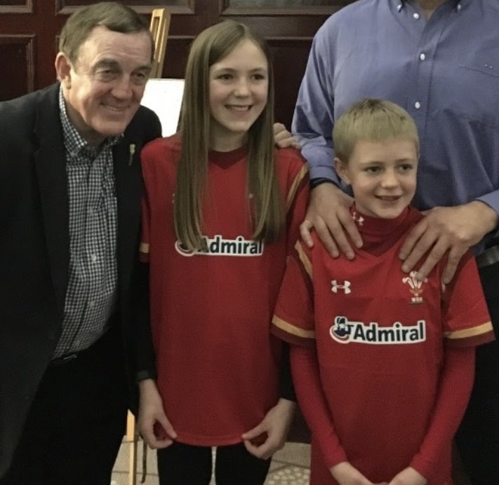 steve091069's tweet photo. @Nigelrefowens Not only a great player but also a true gentleman. He was brilliant with my children at a pre game lunch, he went out of his way to speak to them to make sure they were enjoying themselves.  I’ll never forget that!! https://t.co/vTVK3WNkaD