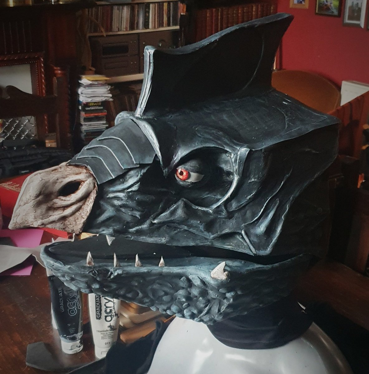 My Skekvar "The General" painting and detailing underway. All foam <a href="/PolyPropsLtd/">Poly-Props Ltd</a> never constructed anything like this before :)
#polyprops 
#darkcrystal
#thedarkcrystal
#ukcosplay
#skeksiscosplay