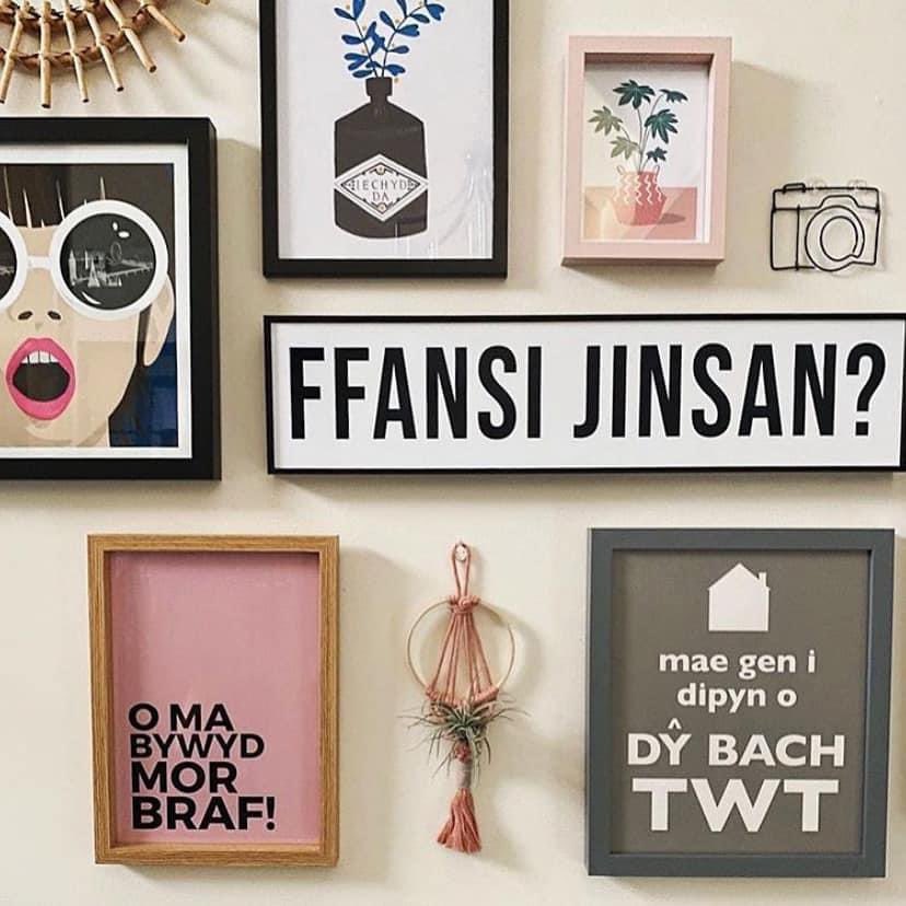 shnwcs1's tweet photo. Gallery wall 😎

#galleryart  #gallerywall  #sebonafi  #shnwcs  #printcymraeg  #cymraeg  #welsh  #welshprints  #busnesbach 

https://t.co/xlwtFG7Isk https://t.co/Li3WkC1yfX