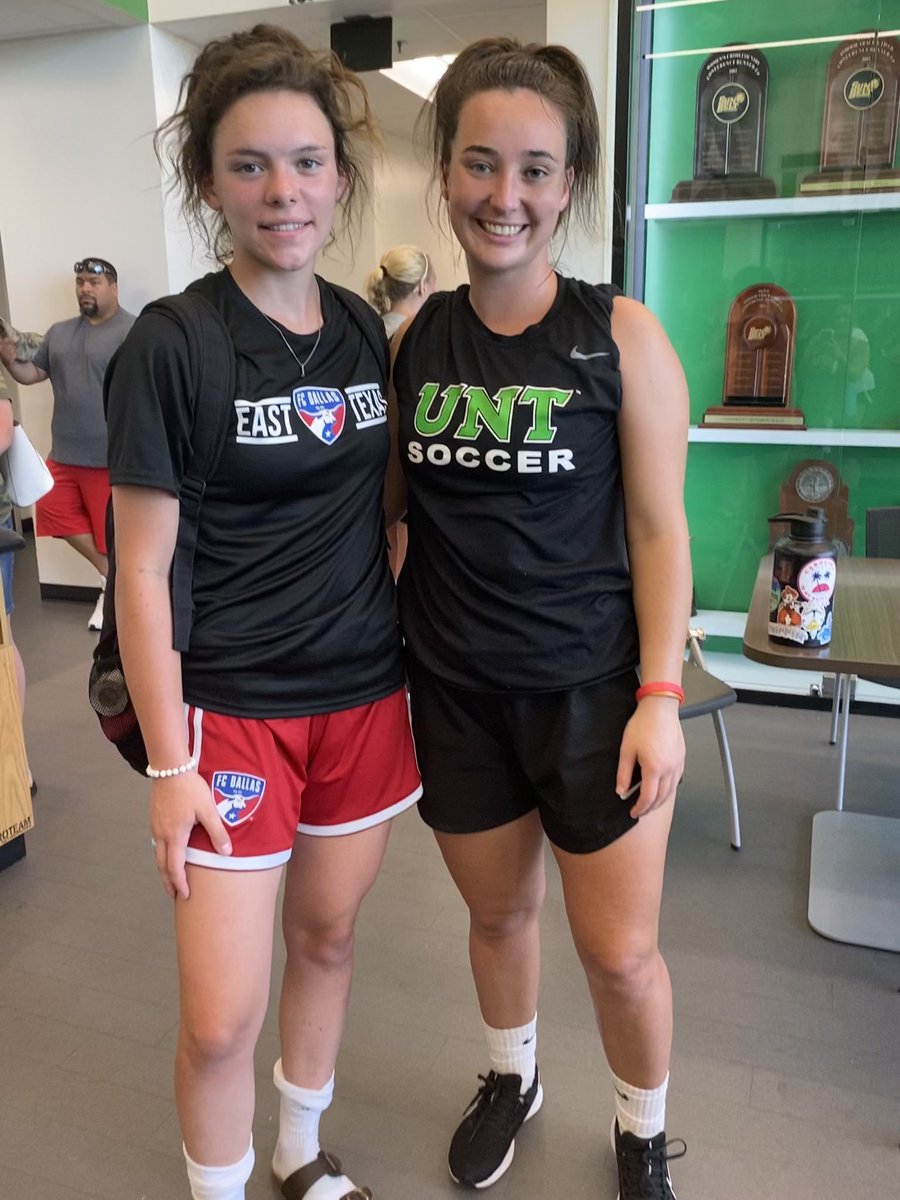 RWaclawczyk's tweet photo. Had an amazing time being coached by @AmberLockwoodGK and getting to play in front of @JohnHedlund4 , @CoachDylanB , @CableAlexsis ! I’m so happy for the opportunity to play in front of y’all and talk a bit 💚🦅 https://t.co/6yw6FZmyNR