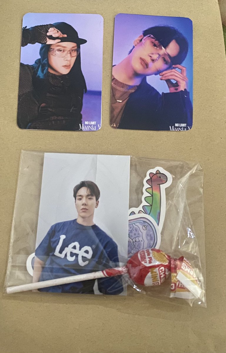 24briza's tweet photo. Thanks these lovely girls for those cute freebies @dont_berude_ok @drunkonchlorine @yoongieqts @euphorione @_carendipity  🫶🏻 

#NOLIMITUSTOUR #MONSTAX #MonstaXinLA #MONSTAXUSTOUR https://t.co/vcDKvRpBMS