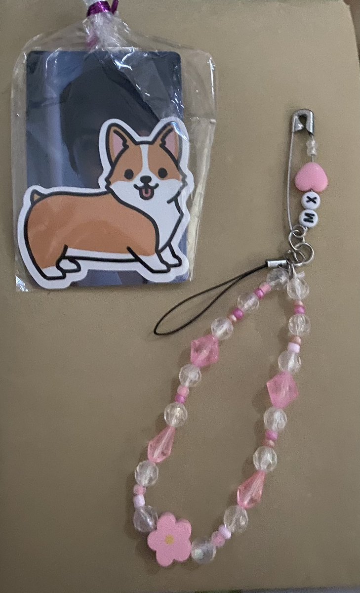 24briza's tweet photo. Thanks these lovely girls for those cute freebies @dont_berude_ok @drunkonchlorine @yoongieqts @euphorione @_carendipity  🫶🏻 

#NOLIMITUSTOUR #MONSTAX #MonstaXinLA #MONSTAXUSTOUR https://t.co/vcDKvRpBMS