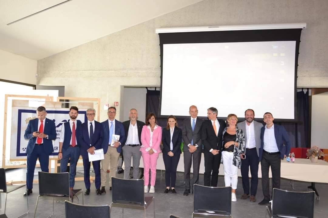 Fiaip's tweet photo. Presentato a Reggio Emilia il volume dell'osservatorio immobiliare Fiaip tanto atteso da tutti gli operatori del settore immobiliare e non solo.
L’evento è stato molto partecipato, con la presenza di tanti ospiti illustri.
#fiaipreggioemilia
#esserefiaip
#fiaipemiliaromagna https://t.co/8k2oaPPGqU