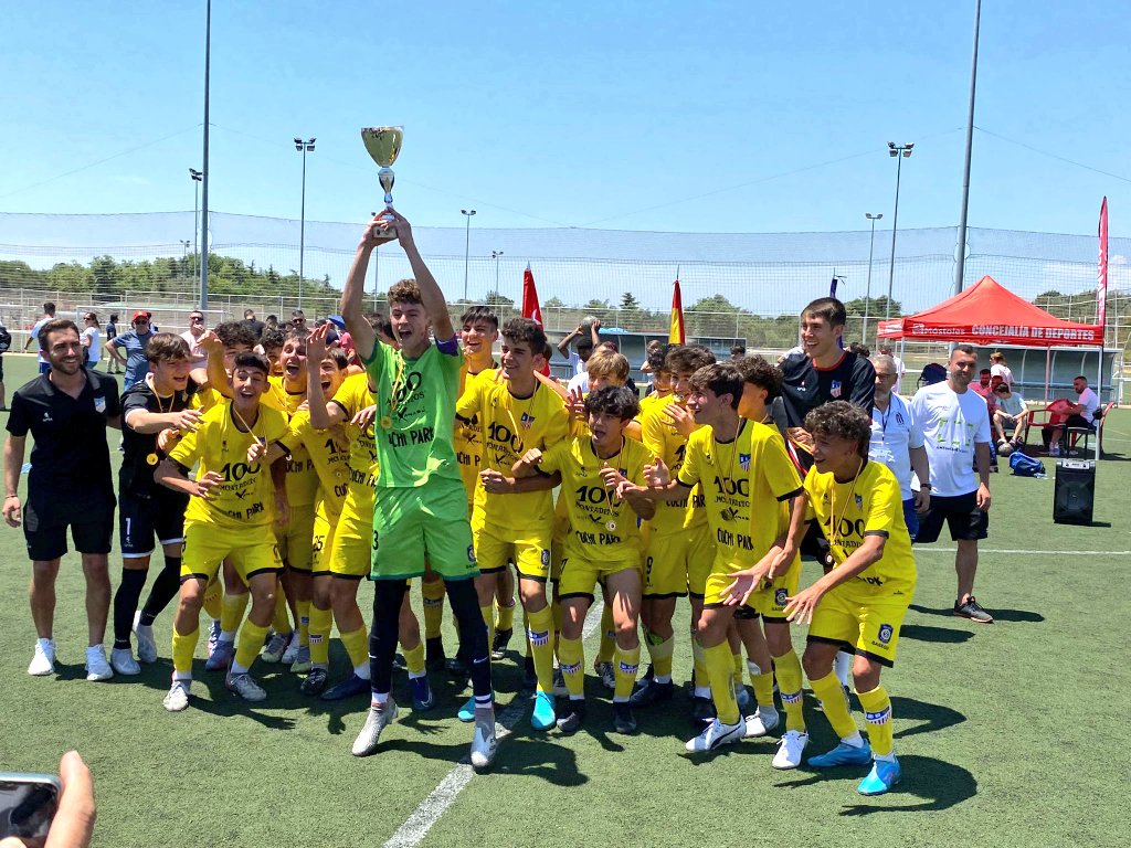 CanteraCdaNaval's tweet photo. 🏆 El Cadete A se alzó con la copa de campeones del torneo disputado en Móstoles

¡Enhorabuena a todos!👏🏻👏🏻

#NavegamosJuntos https://t.co/QqW9bQF6n4