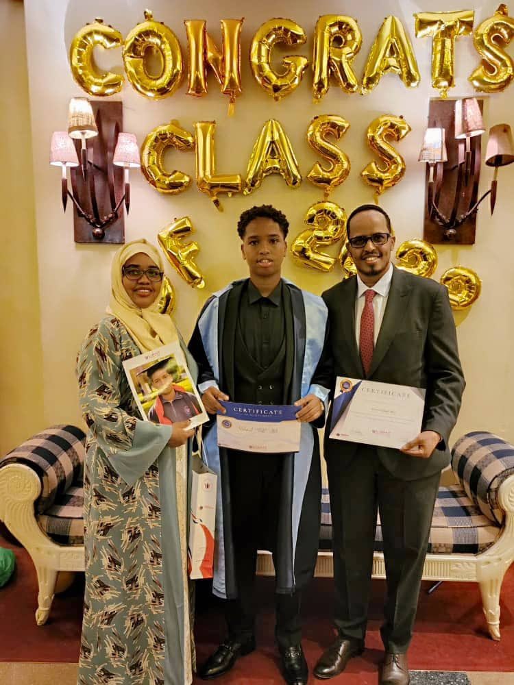 ThabitMhd's tweet photo. Hambalyo wiilkayga Mohamed Thabit oo maanta Dugsiga Sare ka qalinjabiyay. Cilmi naafac ah oo fure u noqda Waxbarashadiisa Sare ee mustaqbalka Allaha uga dhigo, InshaAllah. 

Waa maalin kale oo farxad inoo ah, Alxamdullilah! https://t.co/Z0Pgvncvq9