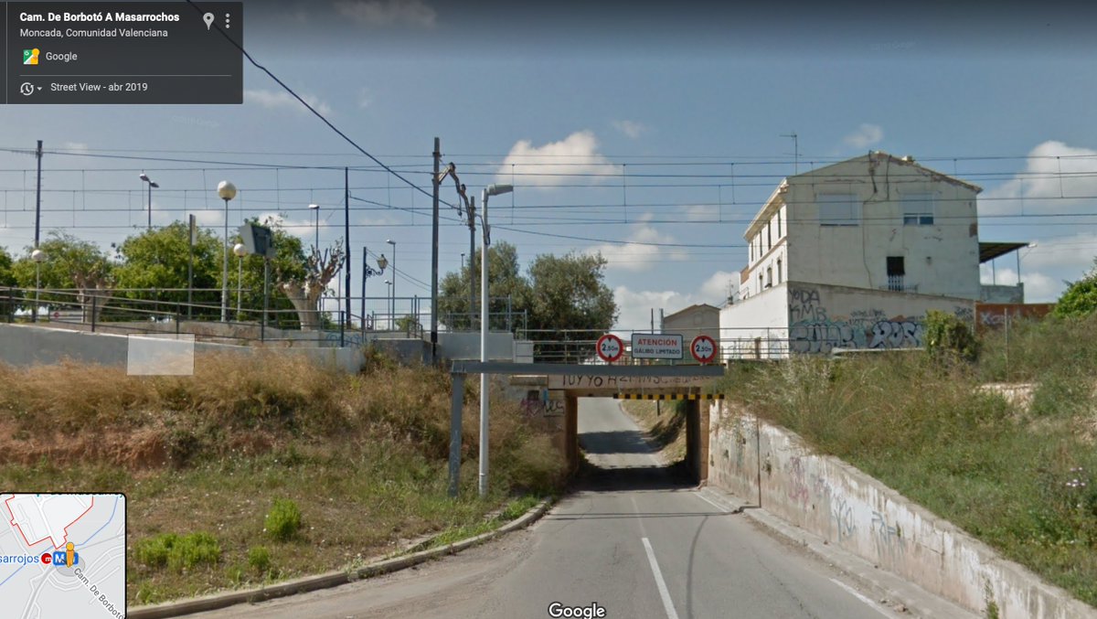 Pues ahora <a href="/metrovalencia/">Metrovalencia</a> porque al vallar por completo la estación de Massarrojos se obliga a cruzar las vias al vecindario por aquí abajo? No caben ni dos coches ni hay aceras.... nos jugamos la vida, un poco de comprensión no vendría mal. Dejen un paso para las personas.