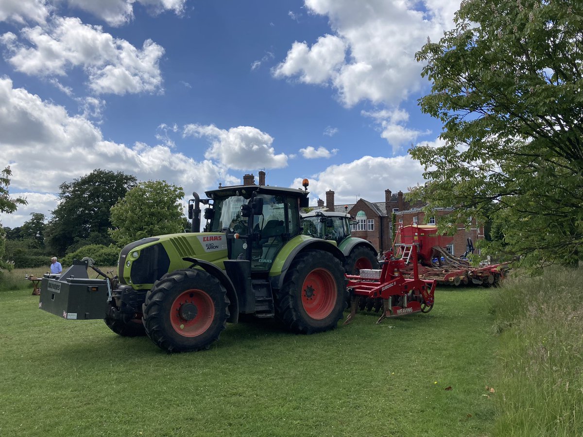 SpicerOnSab's tweet photo. Great day supporting #OpenFarmSunday at St Paul’s Walden. Lots of great conversations with visitors about #regenerativefarming #mintill #notill #livestock #oats #futureoffarming 

@nfuherts @NorthHertsNFU https://t.co/Kpe02HFn5P