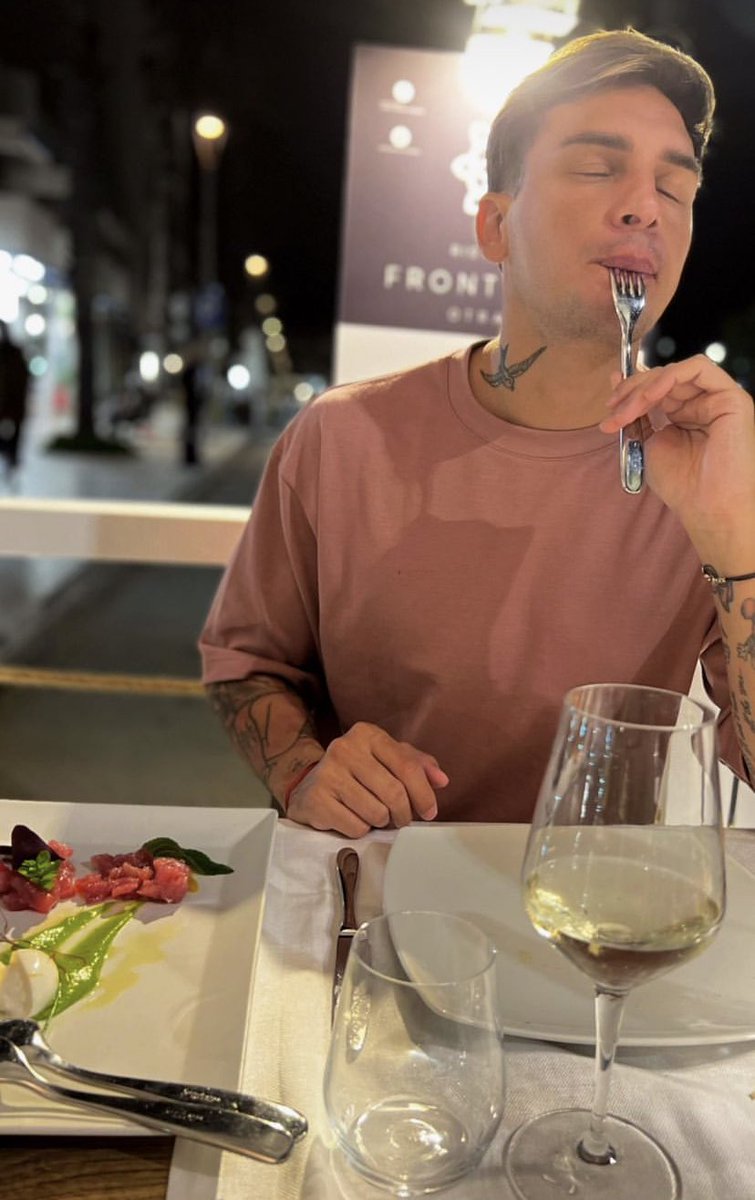 nicoleeeee_00's tweet photo. sicuramente sta apprezzando 
ma ribadisco il concetto che oggi è la giornata del perculamento del basci✈️

 #basciagoni https://t.co/lwRJYAKkrY