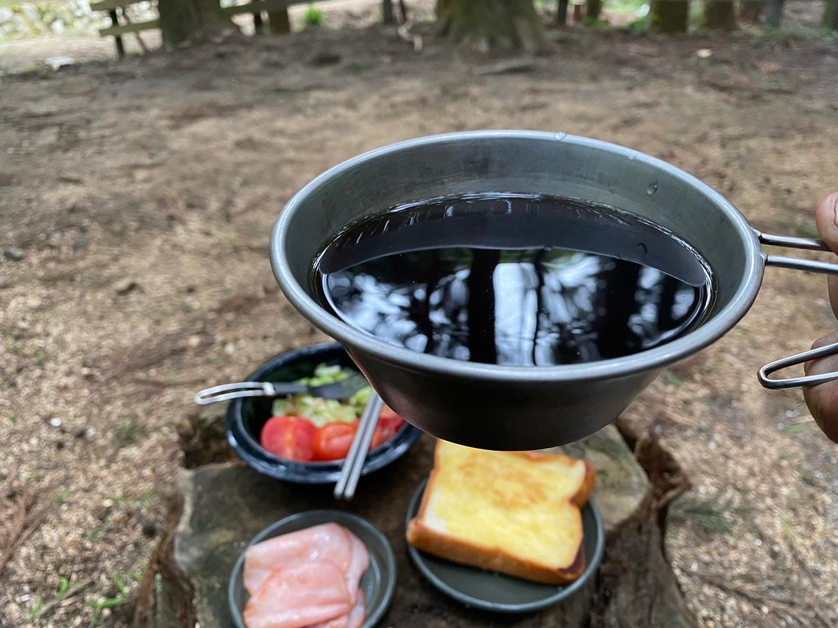 JB74W_RSC's tweet photo. 炒りたての豆から粗熱をとり、ざっくり粗挽きにしてドリップ。さ、今朝の至福の一杯入りましたよ。
#朝コーヒー
#moningcoffee
#コーヒー #珈琲 #coffee #cofee
#キャンプコーヒー #campcoffee
#キャンプの朝 #キャンプ #camp #campmorning https://t.co/AQQSCWY63J