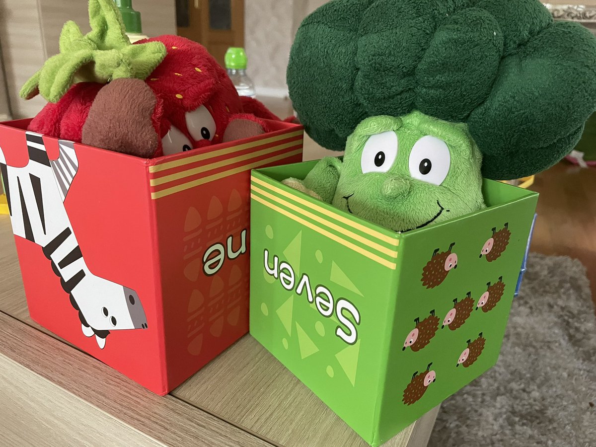 the_last_key's tweet photo. @silcerino @EloyTP @Policia_Coruna Mi hija ha perdido su peluche favorito en la calle riego de agua esta tarde, tiene 2 años. Es un brocoli! Por favor ayuda Twitter https://t.co/VPO57HkAvj