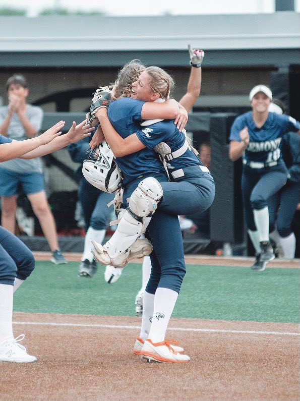 frankierita24's tweet photo. Words cannot describe how amazing this feeling is. This team has fought through everything together, and to accomplish what we did is surreal. The love I have for these girls is everlasting! Until next year @Lemont_Softball ;) ππ#STATECHAMPSBABY https://t.co/V5WPfP7GbA