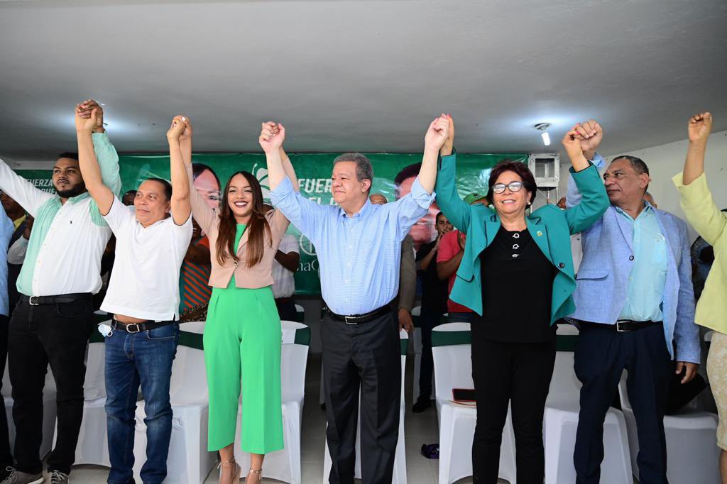 Con gran regocijo hemos dado la bienvenida a la #FuerzaDelPeublo a la popular regidora, Tayluma Calderón, junto a todo su equipo político y cientos de nuevos miembros de #SantoDomingoEste que se integran a nuestra organización. #FPSeFortalece