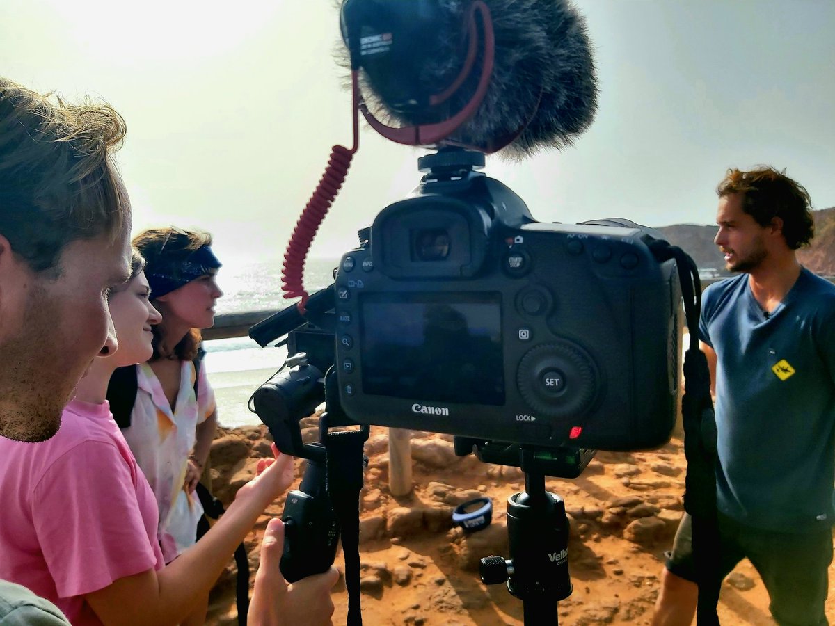 KerckhoveVictor's tweet photo. "Toeristen laten hun brein thuis als ze naar hier komen", zegt surfer Tomáz. Samen met andere surfers haalt hij plastic uit de oceaan. "Het is een kleine stap vooruit. Maar het maakt geen wereld van verschil."
#ODG2022PortugeseKust
#OceanWeek
#oceanweek2022
#UNOceanConference https://t.co/eSF3gbmkIT
