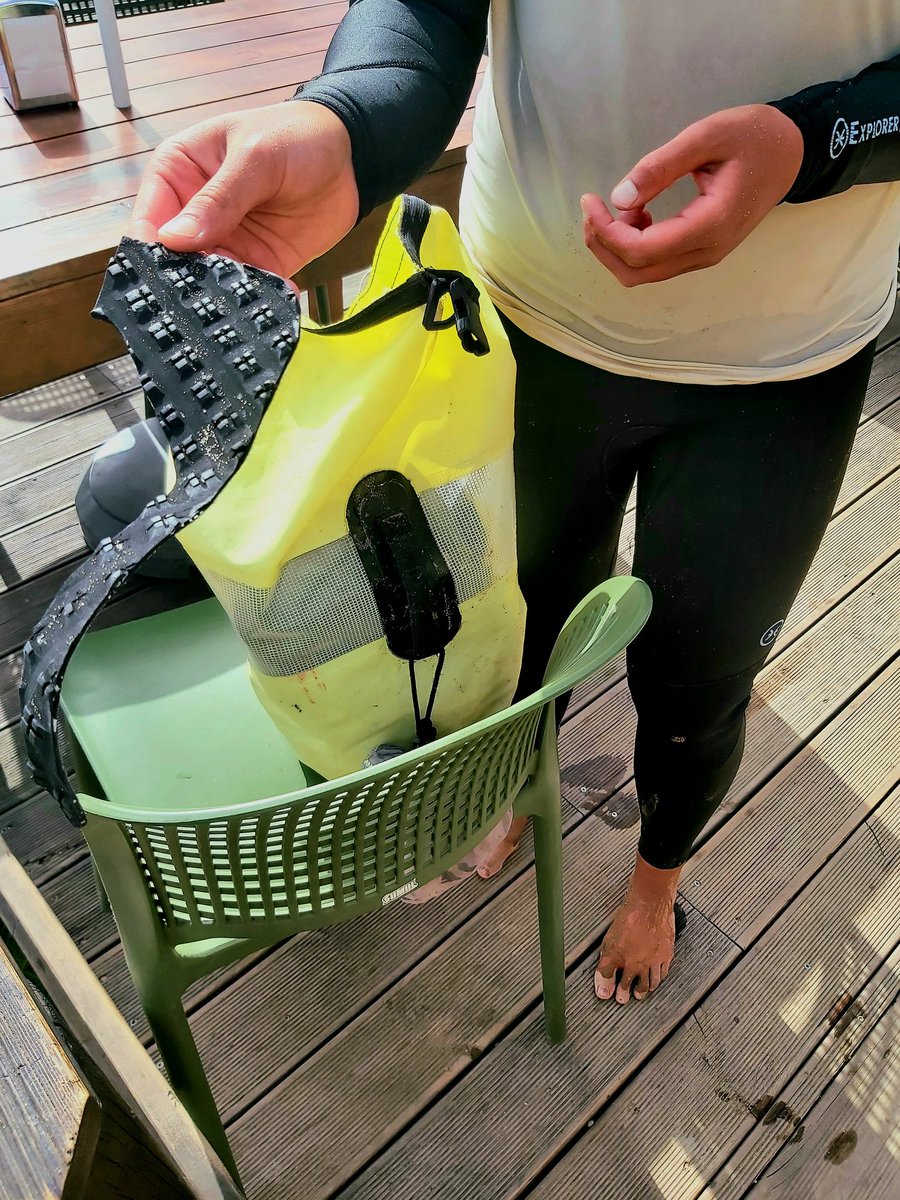 KerckhoveVictor's tweet photo. "Toeristen laten hun brein thuis als ze naar hier komen", zegt surfer Tomáz. Samen met andere surfers haalt hij plastic uit de oceaan. "Het is een kleine stap vooruit. Maar het maakt geen wereld van verschil."
#ODG2022PortugeseKust
#OceanWeek
#oceanweek2022
#UNOceanConference https://t.co/eSF3gbmkIT