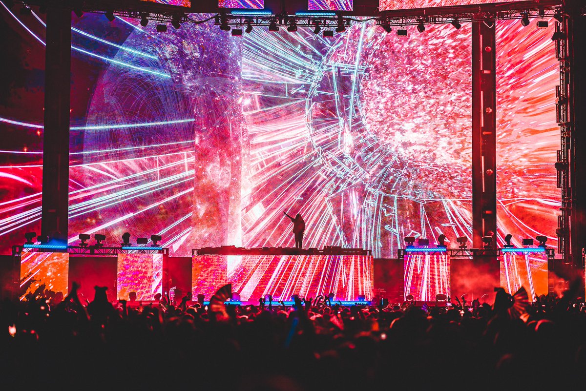 Subtronics's tweet photo. STADIUMS 🤝 LOUD DUBSTEP https://t.co/4cRePqA8NH