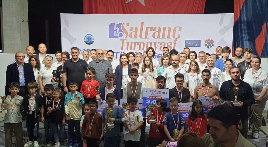Tuzla Belediyesi 5. Satranç Turnuvası ödül töreniyle sona erdi.  Ödül törenine Tuzla Belediyesi Başkanı Vekili Sayın <a href="/drturgutozcan/">Turgut Özcan</a> ve Türkiye Satranç Federasyonu Başkanı Sayın <a href="/GlkzTulay/">Gülkız TULAY</a> katıldı. 6 farklı kategoride 60 farklı sporcu ödül aldı.