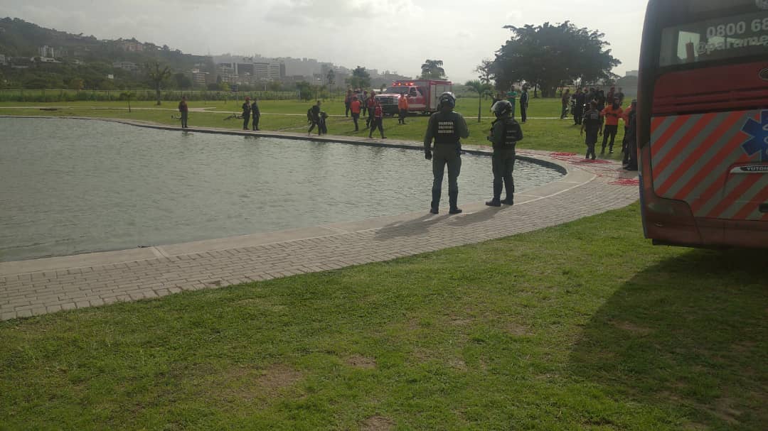 #12Jun | Equipos de rescate hallaron el cadáver de un adolescente de 13 años de edad en el lago del Parque Simón Bolívar, en La Carlota (Caracas).

🗞️: <a href="/DelmiroDeBarrio/">Delmiro De Barrio </a>
📷: @Stefannyfiffe_
