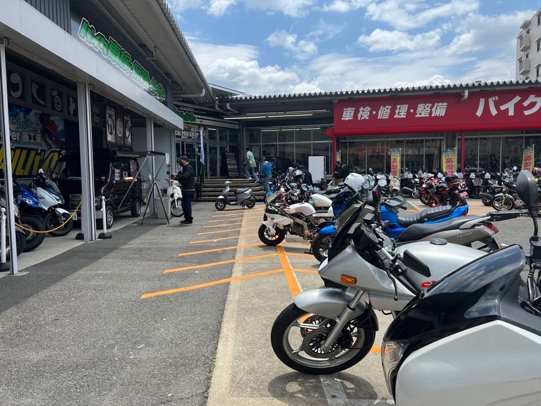 TMAX6296MF's tweet photo. 昨日は溝の口2りんかんでユナイテッドカフェのキッチンカーが来てるという事で、カフェラテ美味しく頂きました☕️その後、エタニティでリアカウルワンオフ加工とヨシムラカヤバオーバーホールした物を取り付けお願いしました👍仕上がりに大満足です🙆‍♂️ https://t.co/HK1WmZdnfd