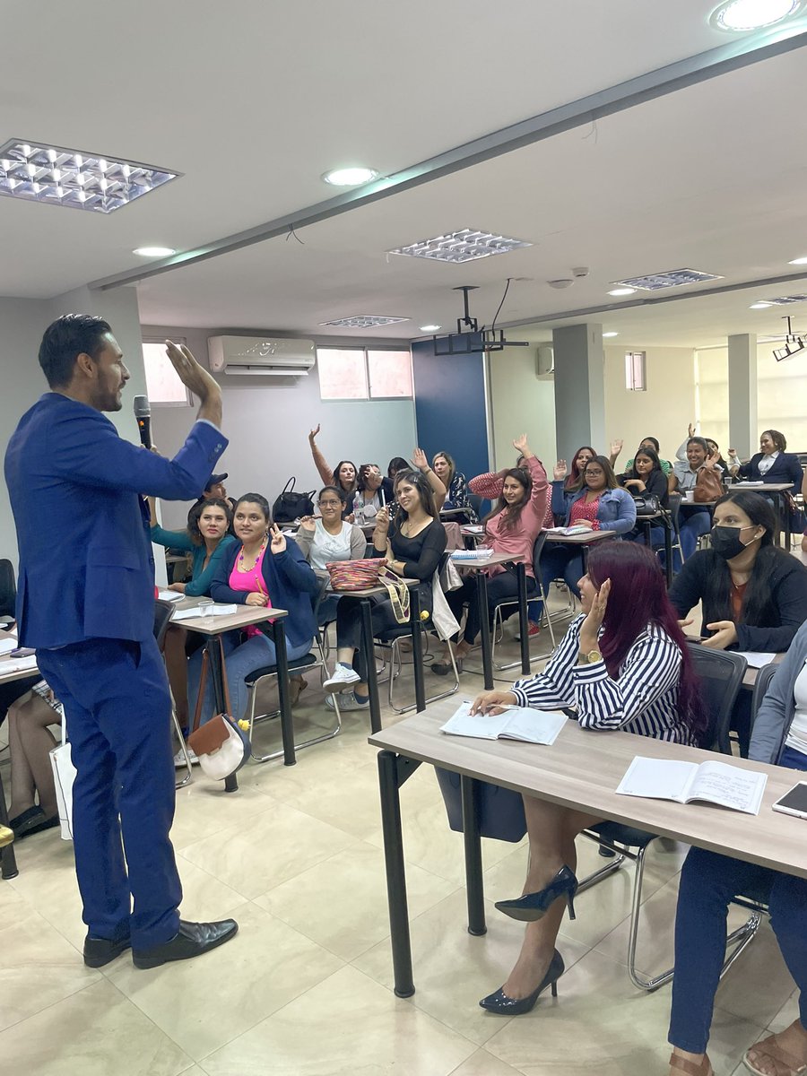 FDLibertad's tweet photo. Nuestras alumnas recibieron un taller de networking teórico y práctico donde aprendieron técnicas de relacionamiento para poder lograr exitosamente sus proyectos. “El primer paso para lograr algo, es creer que si podemos hacerlo”  @CristinaReyesec @fhs_ecuador https://t.co/N4Hifoyvgi