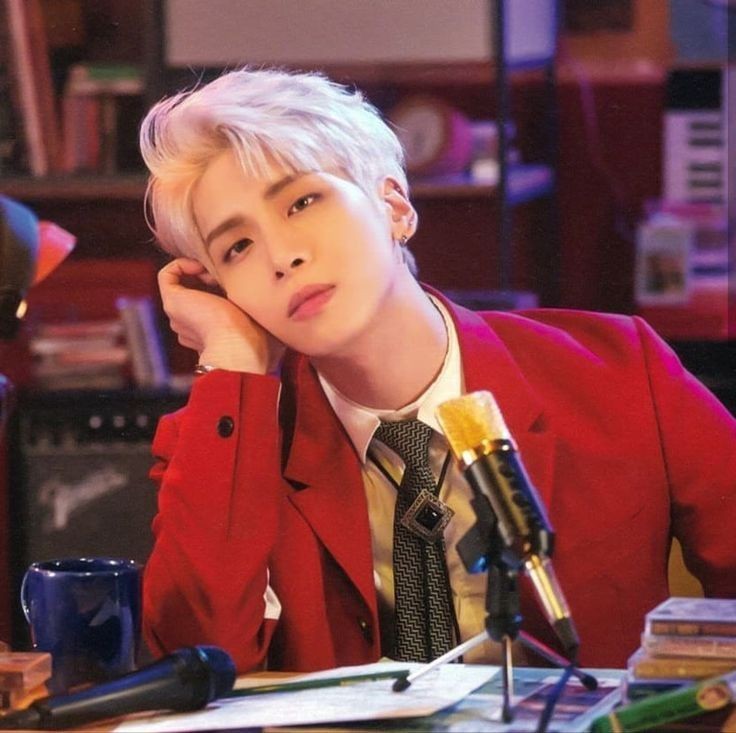 TaxianNoticeMe's tweet photo. pueden por favor dejar de hablar solamente de la depresión y la muerte de Jonghyun?? 
él fue mucho más que eso, fue un excelente vocalista, compositor, bailarín y artista multitalentoso 
estoy harta de que la gente quiera vender a su costa incluso cuando ya no está 
Jong vale más https://t.co/xRbsgJRt5O