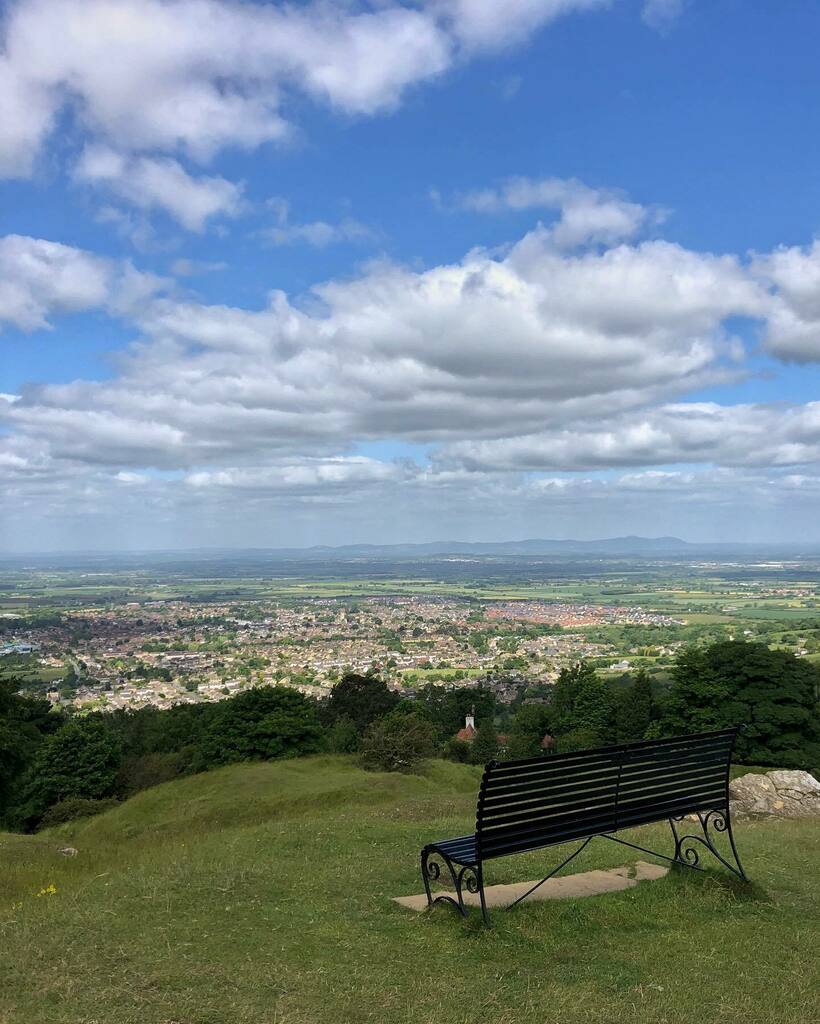 Splodz's tweet photo. If you spot me daydreaming over the next couple of days, this is probably where my mind is sittingβ¦
#onehouroutside #getoutside #cleevecommon #cleevehill #daydreaming #sheexplores #everydayadventures #outsideeveryday #optoutside #hillview https://t.co/KOol8WpeyU https://t.co/EuGl3bQ8z9