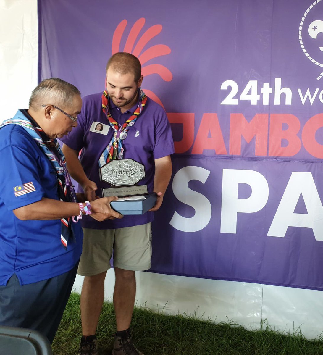 milagrostolon's tweet photo. Mi enhorabuena a Javier Bermejo @BERME576 quien acaba de ser proclamado como el primer toledano que liderará la Federación de Scouts de Castilla-La Mancha con 18 grupos y más de 1.800 scouts. ¡Te deseo éxitos y que disfrutes mucho el reto, Javi! 💪🏼💪🏼💪🏼 https://t.co/AJbEY6EGxv