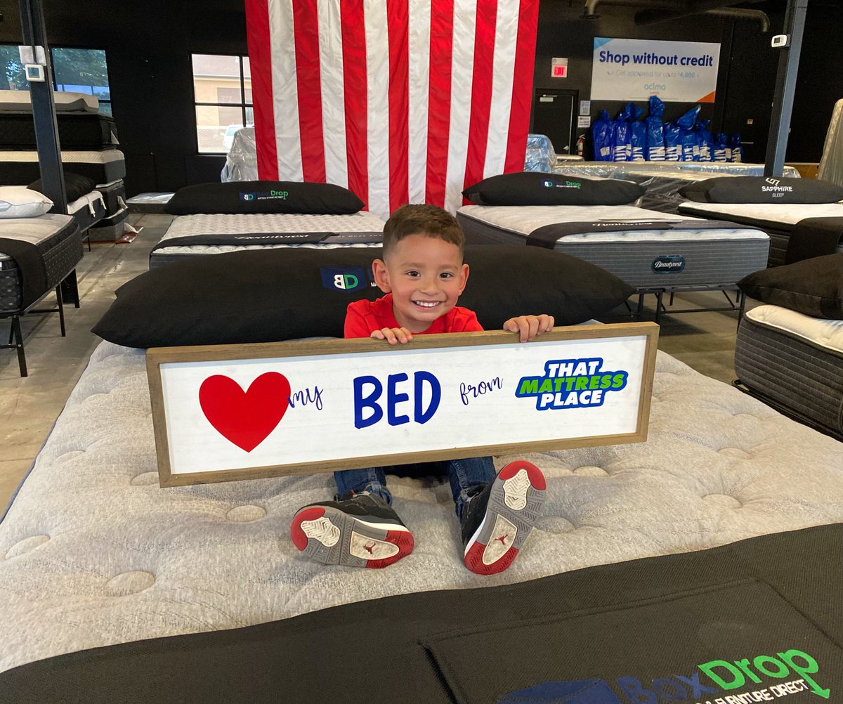 OmahaBoxdrop's tweet image. Thank you Roman family for shopping local with us! 🛍 
They saved money 💰 on a queen size mattress! #thatmattressplaceofomaha #shoplocalomaha