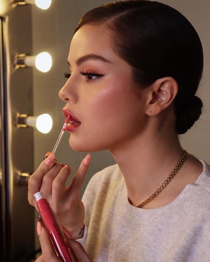 fetishxsel's tweet photo. we need to talk about how much Selena Gomez and Rihanna managed to have a quality and successful makeup brand! https://t.co/xHn2WPJFwX